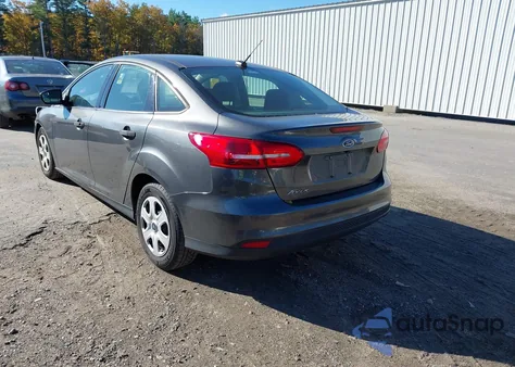 2018 Ford Focus S z USA, uszkodzony, nr VIN 1FADP3E23JL213801